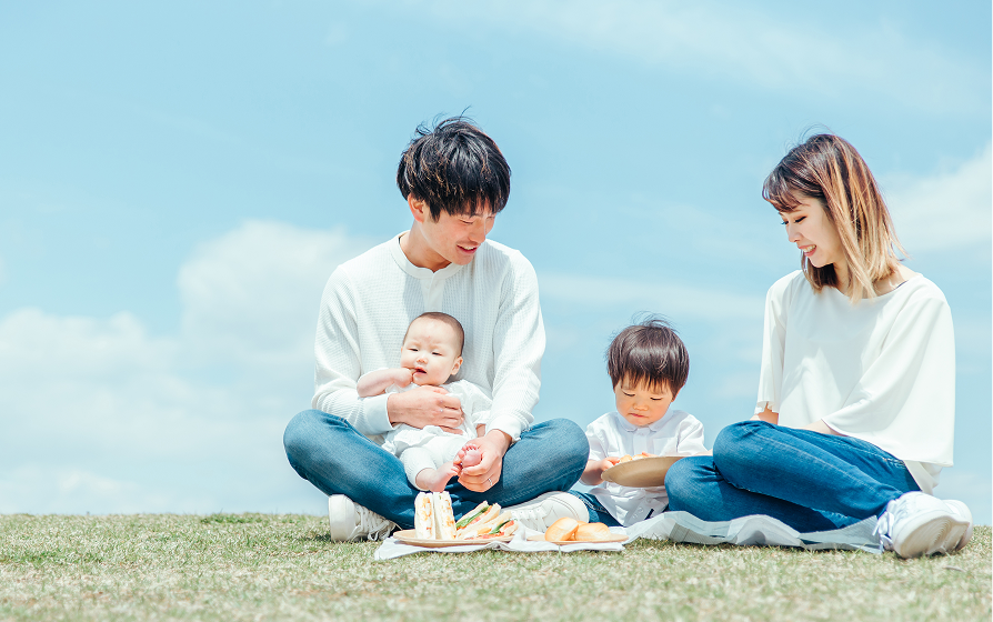 野外にいる家族の風景