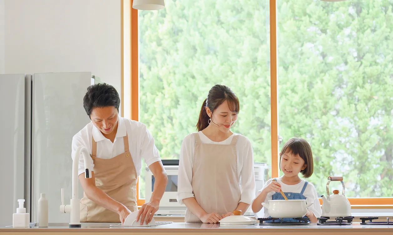 家族で料理をする様子