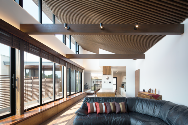 スキップフロアと勾配天井で眺めの良い開放的な住まい