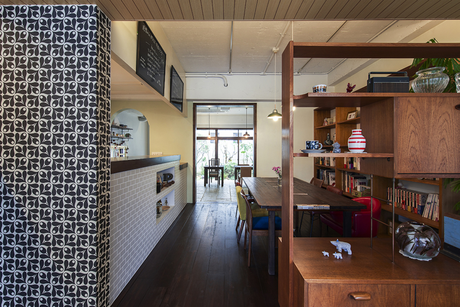 床や壁の素材や色の変化を楽しめるカフェ