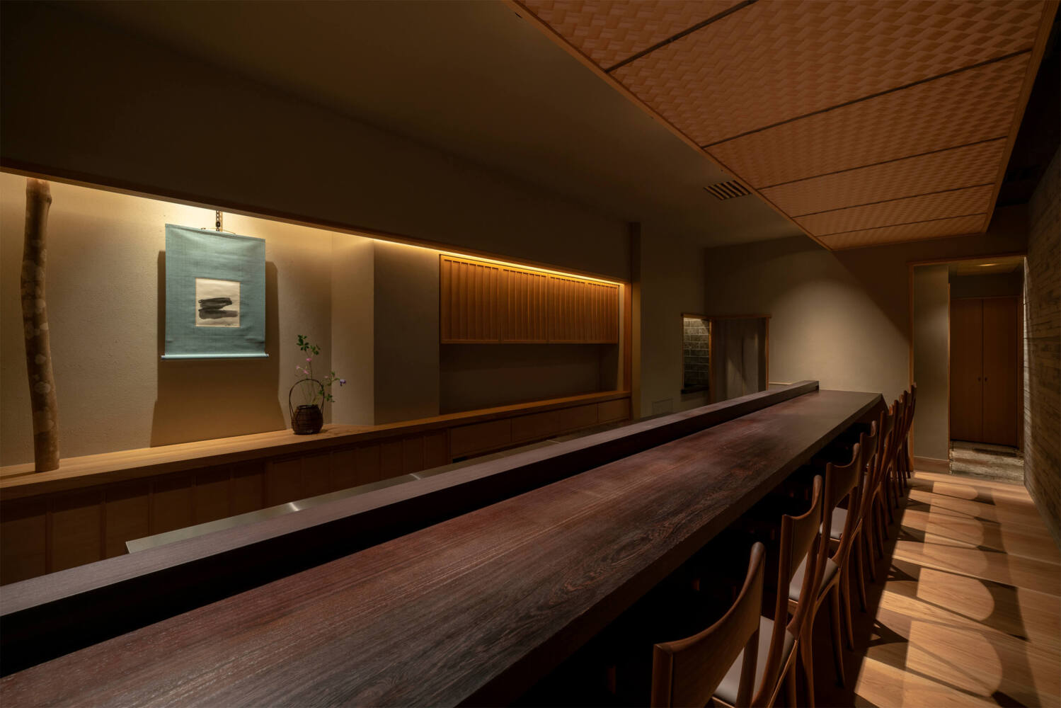 鉄刀木無垢材のカウンターが伸びる日本料理店