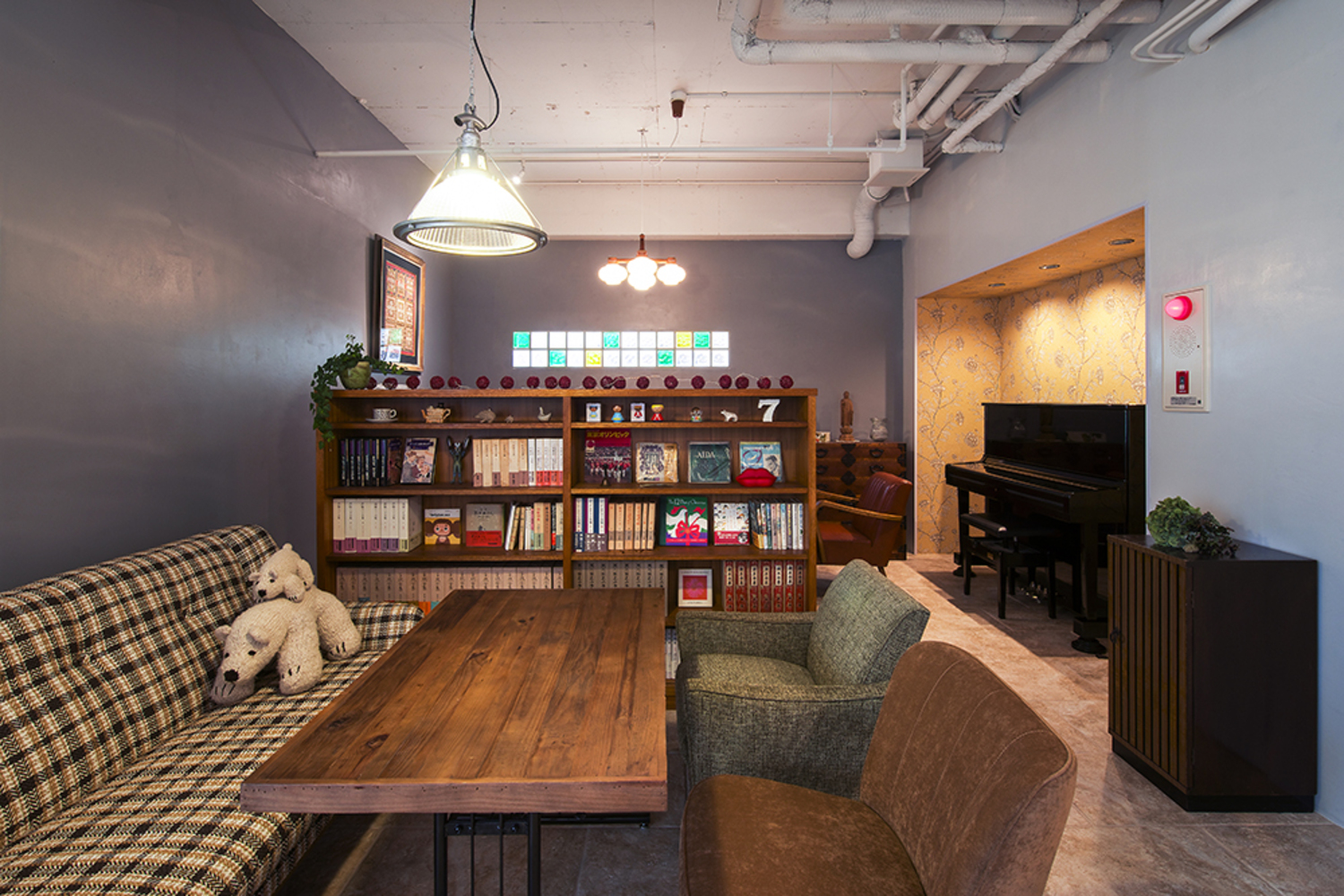 床や壁の素材や色の変化を楽しめるカフェ