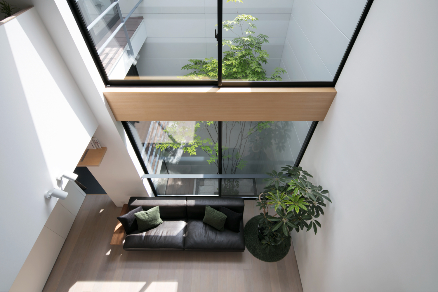 植物や家具が映える、大人のモノトーン空間。